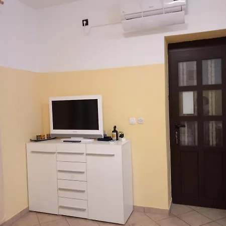 Bozic-omisalj Apartament *